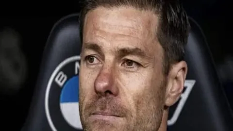 “独脚飞扬，索博神模仿！再现萨拉赫瑜伽风潮，进球瞬间引爆全场！”